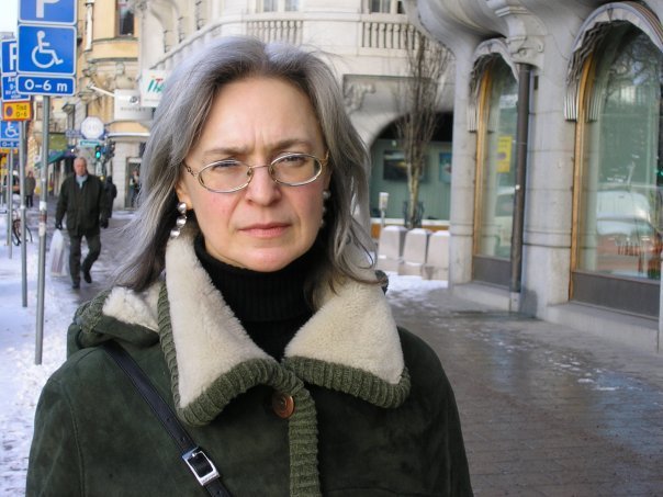 Анна Политковская на улице зимой